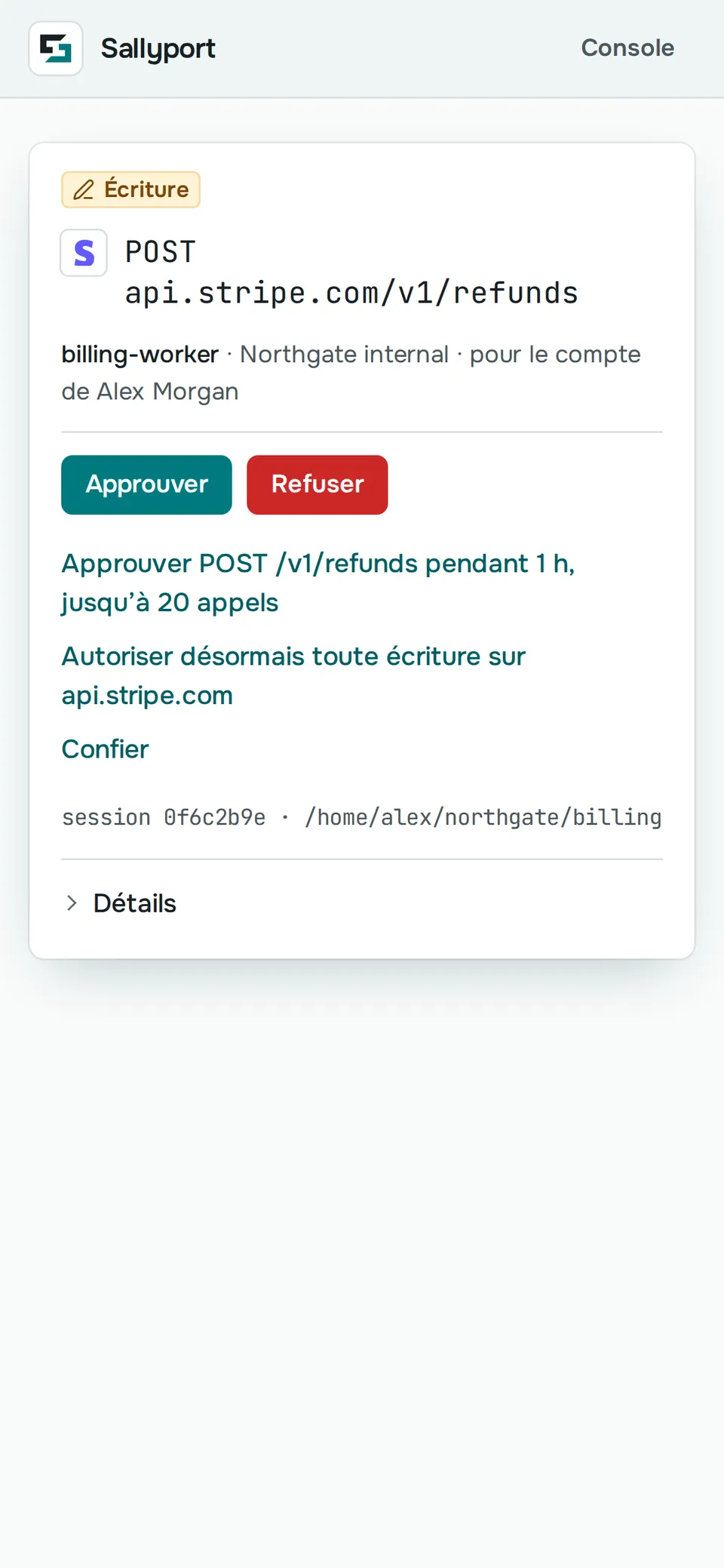 Le même remboursement Stripe sur un téléphone : la carte d’approbation avec l’agent, la requête et les boutons Approuver et Refuser.