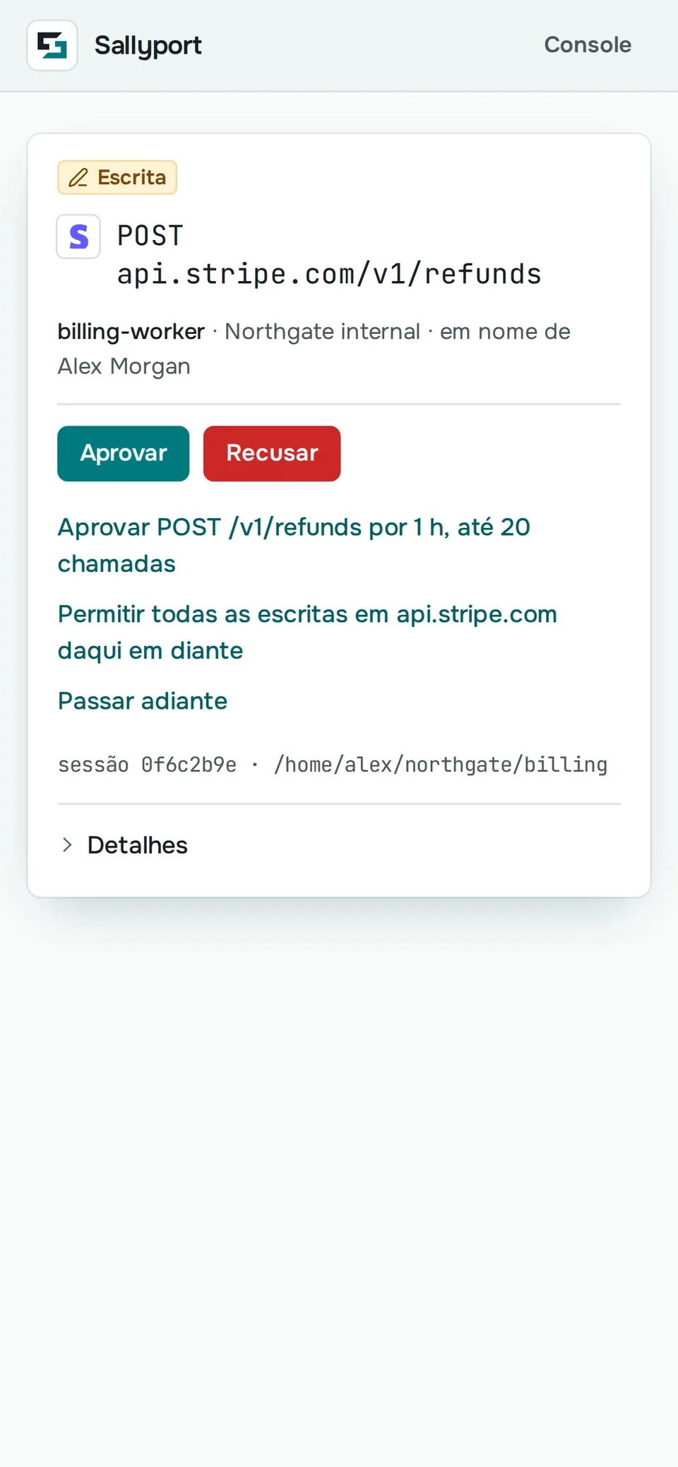O mesmo reembolso no Stripe no celular: o cartão de aprovação com o agente, a requisição e os botões Aprovar e Recusar.